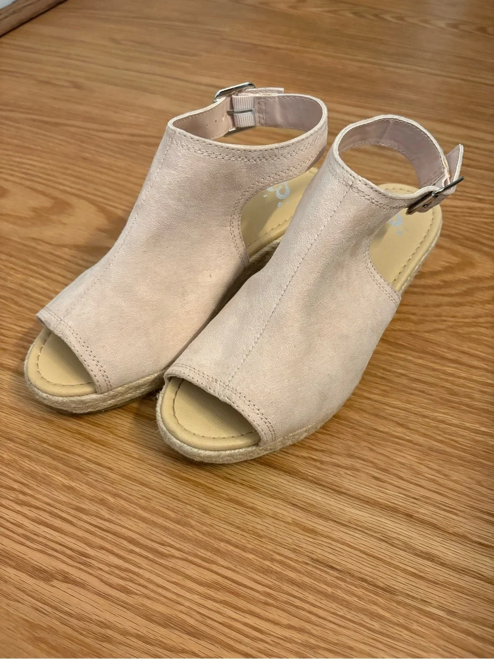 Open-Toe Suede Wedge Sandals in Light Pink